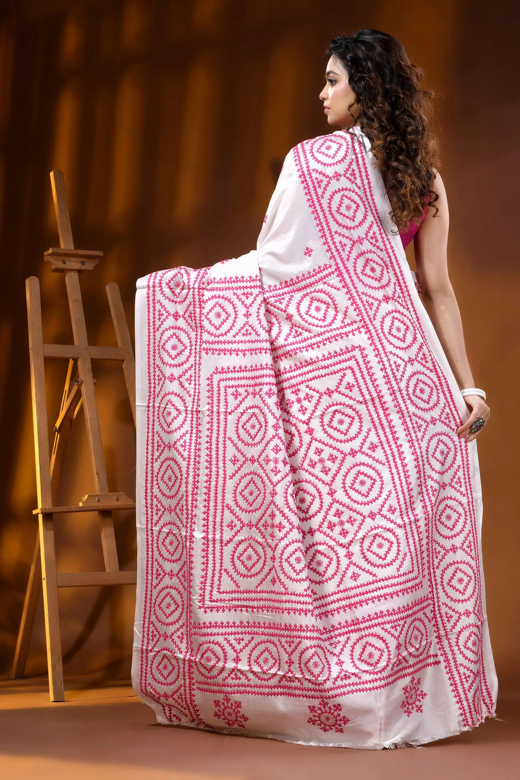 White silk kutch embroidery saree with handmade pink geometric design 4